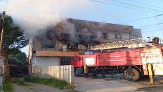 İncirliovadaki ev yangınında 2 kişi dumandan etkilendi