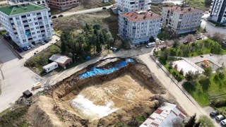 İnşaat temel kazısında oluşan yarıklar büyüdü, vatandaşlar acil önlem bekliyor