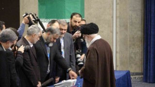 İran Dini Lideri Hamaney, Tahranda oyunu kullandı