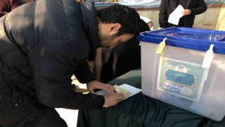 İranda oy verme işlemi uzatıldı