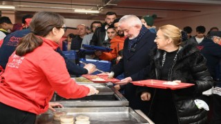 Isparta Belediyesinin iftar sofrasında birlik ve beraberlikle ilk iftar açıldı