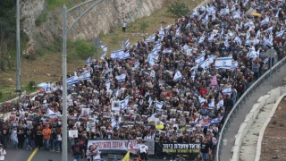 İsrailde binlerce gösterici Kudüsteki Başbakanlık Konutuna yürüyor