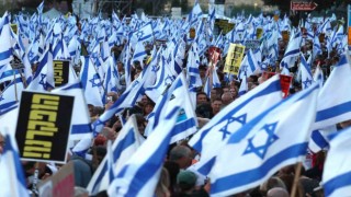 İsrail'de on binlerce kişiden erken seçim çağrısı