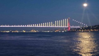 İstanbul Boğazında dolunay manzarası kartpostallık görüntü oluşturdu