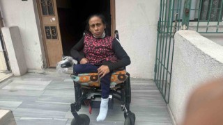 İstanbulda bekçilerden insanlık örneği kamerada: Bedensel engelli kadını evine kadar taşıdılar