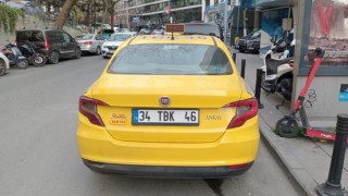 İstanbulda iki genci otobanda araçtan indirmek isteyen taksi sürücüsü yakalandı