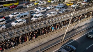 İstanbulda metrobüs kuyruğundaki zorlu yolculuklar devam ediyor
