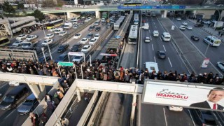 İstanbulda metrobüs kuyruğuyla denk gelen seçim afişi