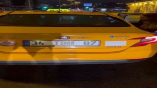 İstanbulda taksi krizleri kamerada: Sürücü taksimetre açmayıp bin lira istedi, yolcu ise ücreti ödemedi