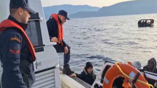 İzmir açıklarında 22 düzensiz göçmen yakalandı, 52si kurtarıldı