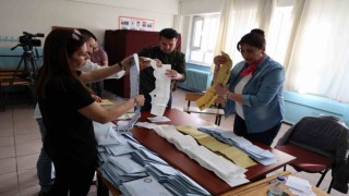 İzmirde 31 Mart Mahalli İdareler Seçimlerinde oy kullanma işlemlerinin sona ermesiyle sandıklar açılmaya başlandı. Oy sayma işlemlerine geçildi.