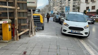 İzmirde başına sıva parçaları düşen yaşlı adam hastanelik oldu