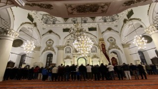 İzmirde mübarek Ramazan ilk teravih ile başladı