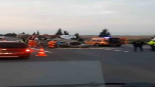 İzmirde otomobil önce tıra ardından bariyerlere çarptı: 1ölü, 1 yaralı