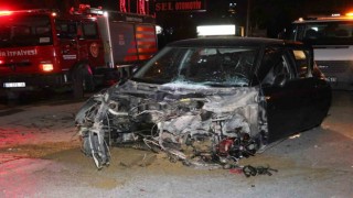 İzmirde refüje çarpan otomobil taklalar attı: 1 ölü