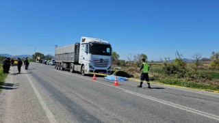 İzmirde tırın altında kalan emekli polis hayatını kaybetti