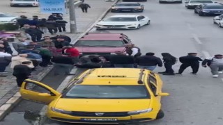 İzmirde trafikteki laf dalaşında 2 kişiyi silahla yaralayan zanlı tutuklandı