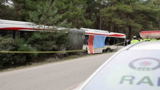 İzmirde yolcuların olduğu belediye otobüsüne tır çarptı: 1 ölü, 4 yaralı