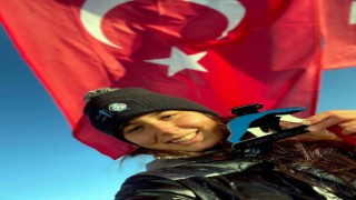 İzmirli Bengisu, Buz Yüzme Şampiyonasında altın madalya kazandı