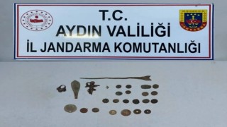 Jandarma ekipler bulunan tarihi eserleri müzeye teslim etti
