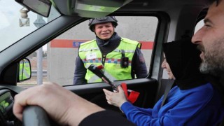 Jandarma kadın şoför ve yolcuların Kadınlar Gününü kutladı