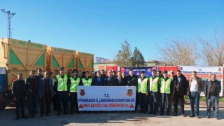 Jandarma trafik ekiplerinden reflektör tak, görünür ol projesi