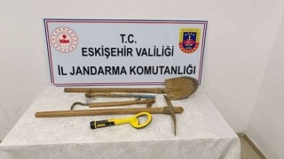 Kaçak kazı yapan 4 şüpheli ekipmanlarıyla birlikte suçüstü yakalandı