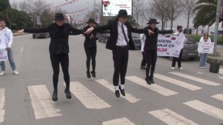 Kadıköy trafiğinde moonwalk dansı