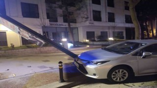 Kadıköyde kontrolden çıkan araç park halindeki otomobile çarptı: 2 yaralı