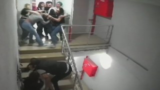 Kadın çalışanların işyerinde saç saça baş başa kavga anları kamerada