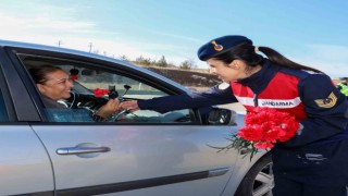 Kadın jandarmalardan kadınlara jest