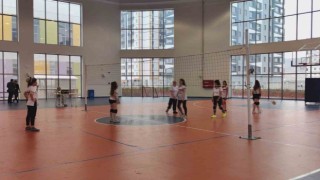 Kadın sağlık çalışanları voleybol ile moral buldu