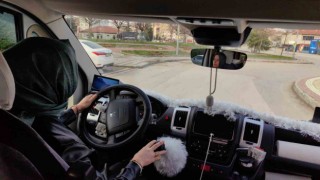 Kadın servis şoförü ustalara taş çıkarıyor