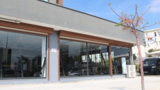 Kadınlar edepsiz buldukları spor salonuna çöp döktü