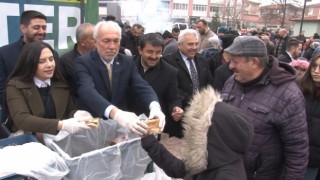 Kamil Saraçoğlundan binlerce vatandaşa balık-ekmek ikramı