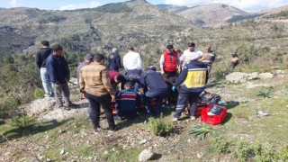 Kamyon şarampole yuvarlandı: 2 yaralı