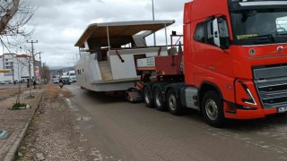 Kara yolundan geçirilen dev tekne, trafiği kilitledi