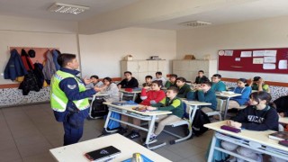 Karacasuda jandarma ekipleri öğrencileri bilgilendirdi