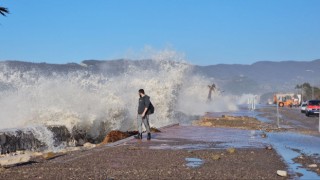 Karadenizde fırtınanın hızı 102 kilometreyi buldu: Dev dalgalar sahilleri dövdü