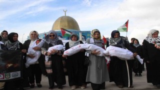 Karamanda kadınlardan İsraile bebek kefenli protesto