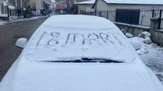 Karlıovada vatandaşlar yeni güne karla uyandı