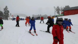 Karsta 600 öğrenciye kayak eğitimi verildi