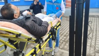 Karsta bir vatandaş sedye ile oy kullanmaya geldi