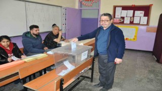 Karsta vatandaşlar oy kullanmaya başladı