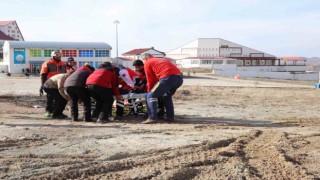 Kayak yaparken ayağı kırıldı, imdadına ambulans helikopter yetişti