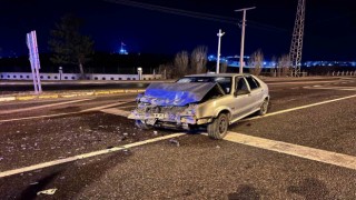 Kayganlaşan yol kazayı beraberinde getirdi:2 yaralı