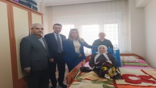 Kaymakam Akpaydan 106 yaşındaki Zehra nineye ziyaret