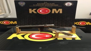 Kayseride nadir bulunan otomatik tabanca ele geçirildi