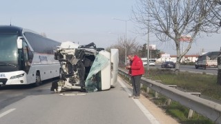 Kazada şoför kabini kopan tırın sürücüsü yaralandı