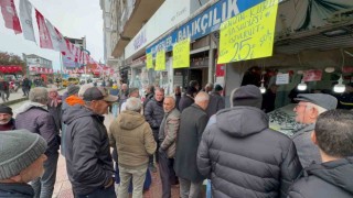 Kilosu 25 TLden satılan istavriti almak için tezgah önünde kuyruğa girdiler